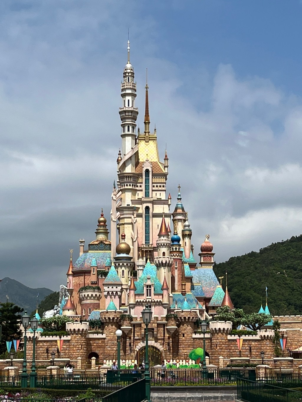 【香港ディズニー🇭🇰で1番混雑するアトラクションは…】